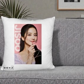 Perna Personalizata K-pop BLACKPINK Jisoo cu Semnatura si Fond Roz, 40x40 cm, Alb Pufos, Husa Detasabila, Perna Inclusa, BEKZ®