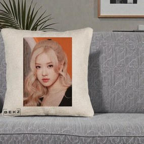 Perna Personalizata K-pop BLACKPINK cu Funda Rosie, 40x40 cm, Bej Canapea, Husa Detasabila, Perna Inclusa, BEKZ®