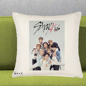 Perna Personalizata K-pop Stray Kids cu Foto Grup Alb-Albastru, 40x40 cm, Crem Reliefat, Husa Detasabila, Perna Inclusa, BEKZ®