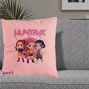 Perna Personalizata K-pop HUNTRX Trio Chibi cu Arme, 40x40 cm, Roz, Husa Detasabila, Perna Inclusa, BEKZ®