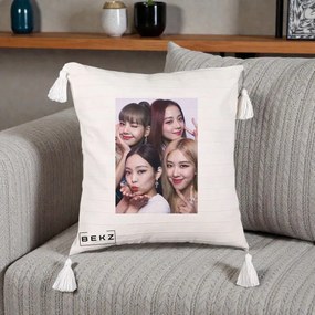 Perna Personalizata K-pop BLACKPINK Foto Grup Selfie 4 Membre, 40x40 cm, Bej cu Franjuri, Husa Detasabila, Perna Inclusa, BEKZ®