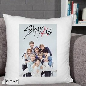 Perna Personalizata K-pop Stray Kids cu Foto Grup Alb-Albastru, 40x40 cm, Alb Pufos, Husa Detasabila, Perna Inclusa, BEKZ®