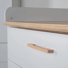 Comodă de copii gri deschis joasă cu aspect de lemn de stejar cu masă de schimbat 117x104 cm Caro – Roba