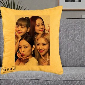 Perna Personalizata K-pop BLACKPINK Foto Grup Selfie 4 Membre, 40x40 cm, Galben, Husa Detasabila, Perna Inclusa, BEKZ®