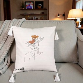 Perna Decorativa Portret Feminin Doua Flori, 40x40 cm, Bej cu Franjuri, Husa Detasabila, Perna Inclusa, BEKZ®