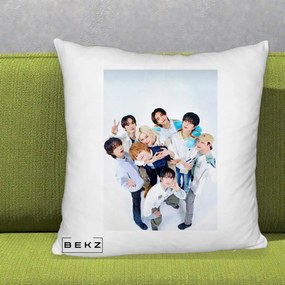 Perna Personalizata K-pop Stray Kids Foto Grup Bleu, 40x40 cm, Alb Pufos, Husa Detasabila, Perna Inclusa, BEKZ®