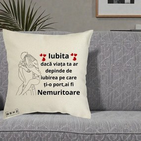Cadou pentru Iubita - Perna Personalizata Iubita Nemuritoare cu Cuplu Line-Art si Inimi Rosii, 40x40 cm, Ecru, Husa Detasabila, Perna Inclusa, BEKZ®