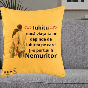 Cadou pentru Iubita - Perna Personalizata Iubitu Nemuritor cu Cuplu Acuarela si Inimi Rosii, 40x40 cm, Galben, Husa Detasabila, Perna Inclusa, BEKZ®