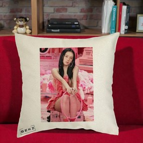 Perna Personalizata K-pop BLACKPINK Jisoo Pink Room, 40x40 cm, Ecru, Husa Detasabila, Perna Inclusa, BEKZ®