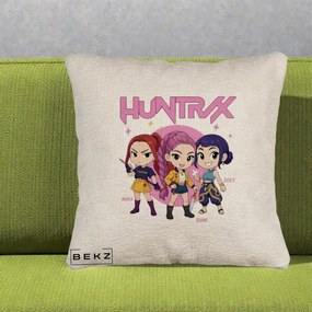 Perna Personalizata K-pop HUNTRX Trio Chibi cu Arme, 40x40 cm, Bej Canapea, Husa Detasabila, Perna Inclusa, BEKZ®