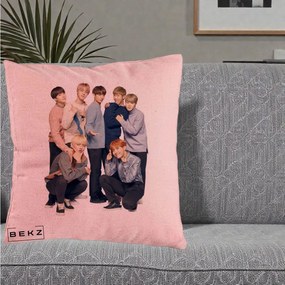 Perna Personalizata K-pop BTS Foto Grup In Picioare Tricoturi, 40x40 cm, Roz, Husa Detasabila, Perna Inclusa, BEKZ®