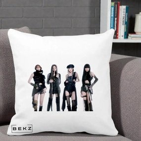 Perna Personalizata K-pop BLACKPINK Tinute Negre Elegante Grup, 40x40 cm, Alba Mata, Husa Detasabila, Perna Inclusa, BEKZ®