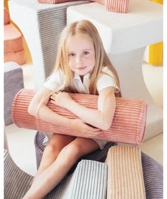 Pernă decorativă pentru copii roz cu tapițerie din catifea reiată Roll – Wigiwama