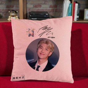 Perna Personalizata K-pop BTS RM Namjoon Portret Cerc cu Autograf, 40x40 cm, Roz, Husa Detasabila, Perna Inclusa, BEKZ®