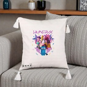 Perna Personalizata K-pop HUNTRX Trio 3D cu Pisica Fulgere, 40x40 cm, Bej cu Franjuri, Husa Detasabila, Perna Inclusa, BEKZ®