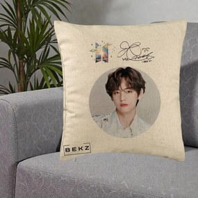 Perna Personalizata K-pop BTS V Taehyung Portret Cerc Autograf, 40x40 cm, Bej, Husa Detasabila, Perna Inclusa, BEKZ®