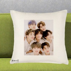 Perna Personalizata K-pop BTS Foto Grup Fete Albe, 40x40 cm, Crem Reliefat, Husa Detasabila, Perna Inclusa, BEKZ®