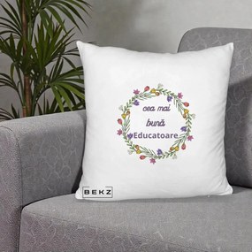 Cadou pentru Educatoare - Perna Personalizata Cea mai Buna Educatoare cu Coronita Florala Colorata, 40x40 cm, Alb Pufos, Husa Detasabila, Perna Inclusa, BEKZ®