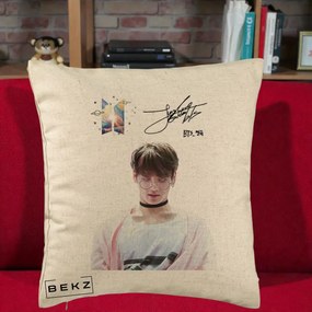 Perna Personalizata K-pop BTS Jungkook Portret cu Ochelari Autograf, 40x40 cm, Bej, Husa Detasabila, Perna Inclusa, BEKZ®