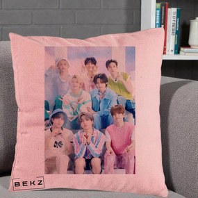 Perna Personalizata K-Pop Grup Foto Pasteluri cu 8 Artisti, 40x40 cm, Roz, Husa Detasabila, Perna Inclusa, BEKZ®