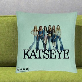 Perna Personalizata K-pop KATSEYE Foto Grup Blugi, 40x40 cm, Verde Menta, Husa Detasabila, Perna Inclusa, BEKZ®