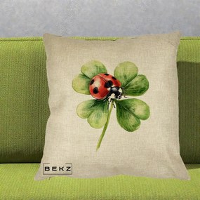 Perna Decorativa Buburuza Norocoasa pe Trifoi cu Patru Foi, 40x40 cm, Crem, Husa Detasabila, Perna Inclusa, BEKZ®