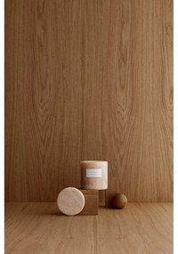 Lumânare parfumată cu spuport din marmură Blomus Indian Tan, timp de ardere 40 de ore