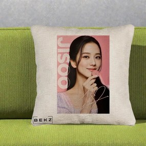 Perna Personalizata K-pop BLACKPINK Jisoo cu Semnatura si Fond Roz, 40x40 cm, Bej Canapea, Husa Detasabila, Perna Inclusa, BEKZ®