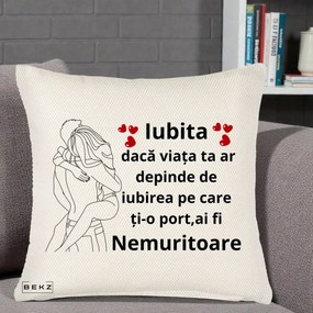 Cadou pentru Iubita - Perna Personalizata Iubita Nemuritoare cu Cuplu Line-Art si Inimi Rosii, 40x40 cm, Crem Reliefat, Husa Detasabila, Perna Inclusa, BEKZ®