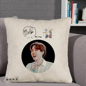 Perna Personalizata K-pop BTS J-Hope Portret cu Autograf, 40x40 cm, Bej Canapea, Husa Detasabila, Perna Inclusa, BEKZ®