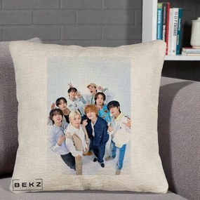 Perna Personalizata K-pop Stray Kids Foto Grup Alb cu 8 Membrii de Sus, 40x40 cm, Bej Canapea, Husa Detasabila, Perna Inclusa, BEKZ®