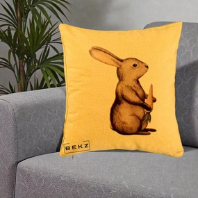 Perna Decorativa Iepuras Acuarela cu Morcov, 40x40 cm, Galben, Husa Detasabila, Perna Inclusa, BEKZ®