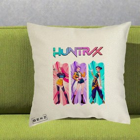 Perna Personalizata K-pop HUNTRX Trio cu Pisica in Benzi, 40x40 cm, Ecru, Husa Detasabila, Perna Inclusa, BEKZ®