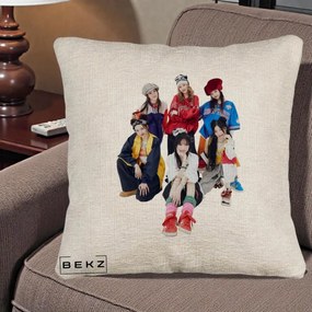 Perna Personalizata Grup K-pop Fete Streetwear Foto, 40x40 cm, Bej Canapea, Husa Detasabila, Perna Inclusa, BEKZ®