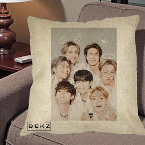 Perna Personalizata K-pop BTS Foto Grup Cute cu Animatii si 7 Membrii, 40x40 cm, Crem, Husa Detasabila, Perna Inclusa, BEKZ®