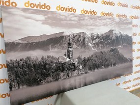 Tablou biserică lângă lac în Bled Slovenia alb-negru