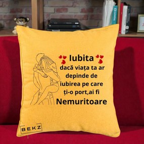Cadou pentru Iubita - Perna Personalizata Iubita Nemuritoare cu Cuplu Line-Art si Inimi Rosii, 40x40 cm, Galben, Husa Detasabila, Perna Inclusa, BEKZ®
