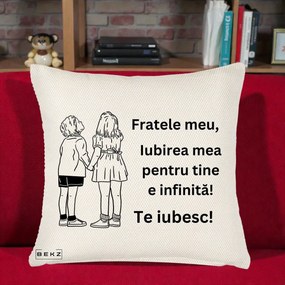 Cadou pentru Frate - Perna Personalizata Fratele Meu Te Iubesc Copii Tinand Maini Line Art, 40x40 cm, Crem Reliefat, Husa Detasabila, Perna Inclusa, BEKZ®