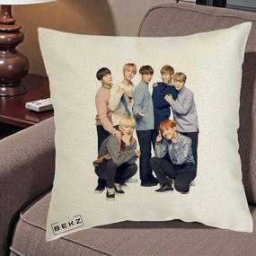 Perna Personalizata K-pop BTS Foto Grup In Picioare Tricoturi, 40x40 cm, Ecru, Husa Detasabila, Perna Inclusa, BEKZ®