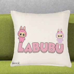 Perna Personalizata Labubu Duo Roz-Lila cu Text, 40x40 cm, Crem Reliefat, Husa Detasabila, Perna Inclusa, BEKZ®