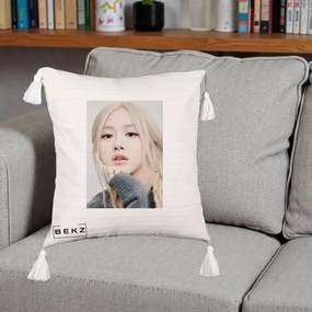 Perna Personalizata K-pop BLACKPINK Rose cu Jucarie de Plus, 40x40 cm, Bej cu Franjuri, Husa Detasabila, Perna Inclusa, BEKZ®
