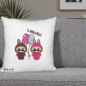 Perna Personalizata Labubu Cuplu cu Baloane, 40x40 cm, Alb Pufos, Husa Detasabila, Perna Inclusa, BEKZ®