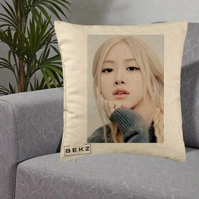 Perna Personalizata K-pop BLACKPINK Rose cu Jucarie de Plus, 40x40 cm, Bej, Husa Detasabila, Perna Inclusa, BEKZ®