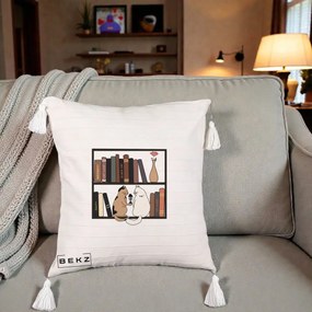 Perna Personalizata Pisici si Carti pe Raft, 40x40 cm, Bej cu Franjuri, Husa Detasabila, Perna Inclusa, BEKZ®