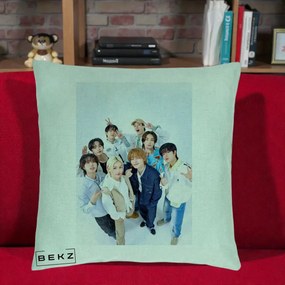 Perna Personalizata K-pop Stray Kids Foto Grup Alb cu 8 Membrii de Sus, 40x40 cm, Verde Menta, Husa Detasabila, Perna Inclusa, BEKZ®