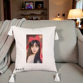 Perna Personalizata K-pop BLACKPINK Rose cu Funda Rosie, 40x40 cm, Bej cu Franjuri, Husa Detasabila, Perna Inclusa, BEKZ®