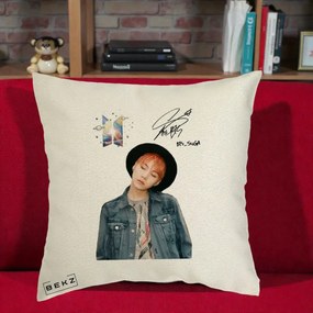 Perna Personalizata K-pop BTS Suga par Portocaliu Palarie Autograf, 40x40 cm, Ecru, Husa Detasabila, Perna Inclusa, BEKZ®