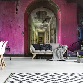 Fototapet - Poarta de intrare în coridor roz (152,5x104 cm)