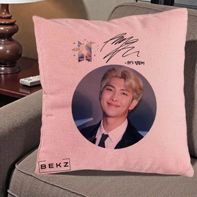 Perna Personalizata K-pop BTS RM Namjoon Portret Cerc cu Autograf, 40x40 cm, Roz, Husa Detasabila, Perna Inclusa, BEKZ®
