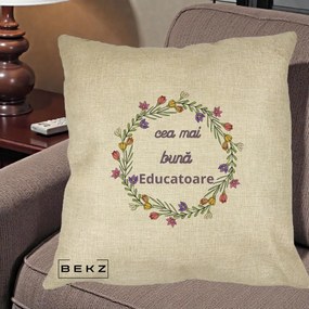 Cadou pentru Educatoare - Perna Personalizata Cea mai Buna Educatoare cu Coronita Florala Colorata, 40x40 cm, Crem, Husa Detasabila, Perna Inclusa, BEKZ®